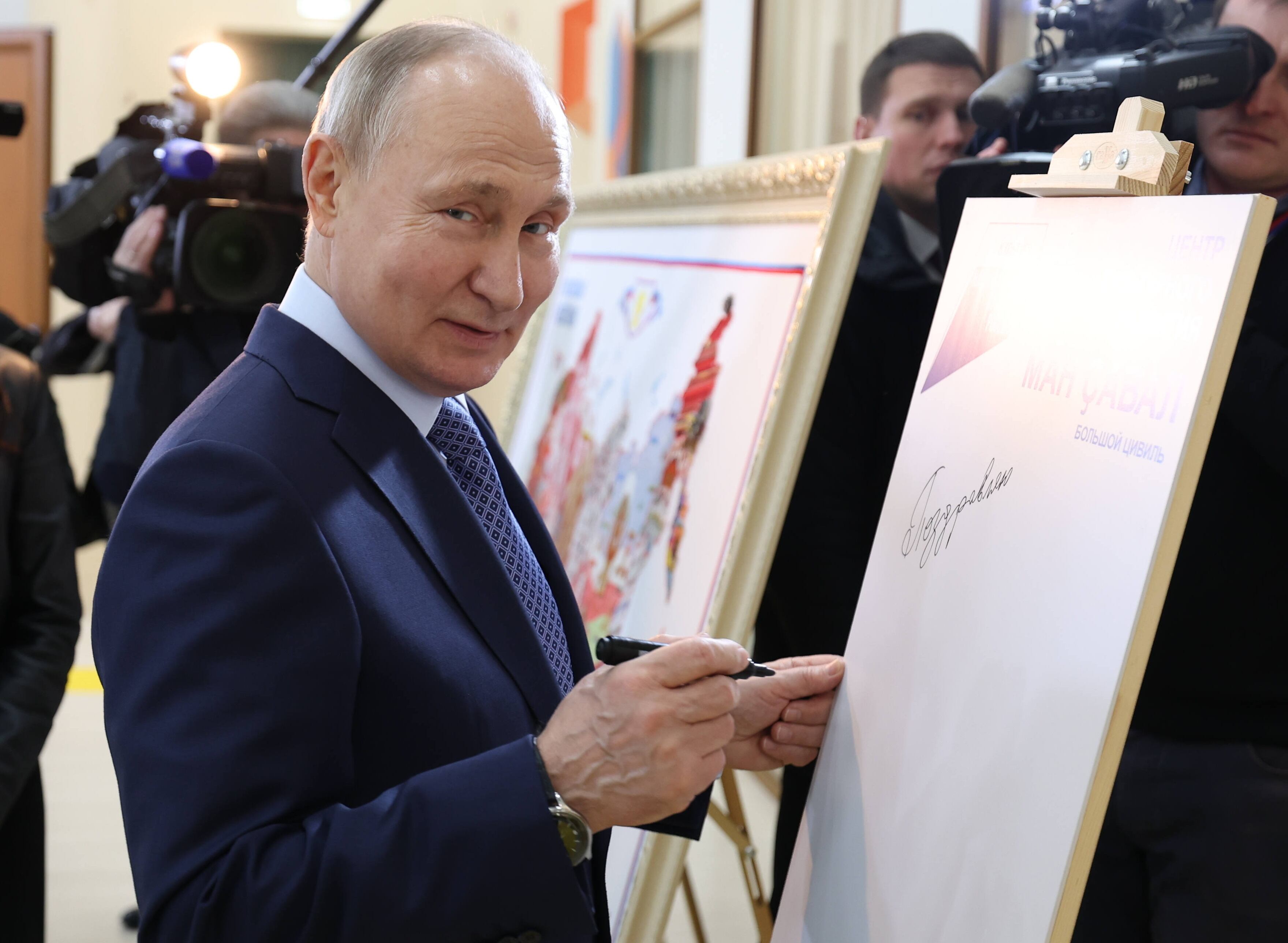 Chuvash Republic (Russian Federation), 21/02/2024.- Russian President Vladimir Putin visits the Centre for Cultural Development in the town of Tsivilsk, Chuvash Republic, Russia, 22 February 2024. (Rusia) EFE/EPA/ALEXANDER KAZAKOV/KREMLIN / POOL MANDATORY CREDIT