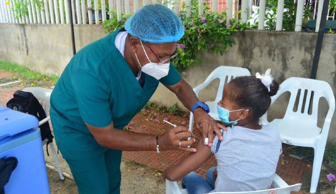 Jóvenes y adultos fueron vacunados con primeras y segundas dosis contra el COVID-19