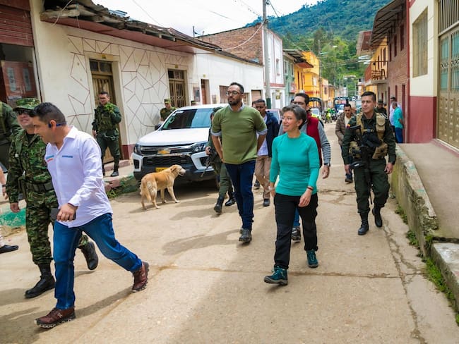 La alcaldesa Claudia López y los gobernadores de Cundinamarca y Meta se reunen en el Sumapaz para abordar alertas de seguridad.