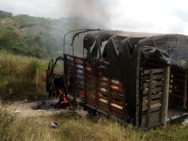 Indígenas en el Cauca quemaron un camión que movilizaba policías