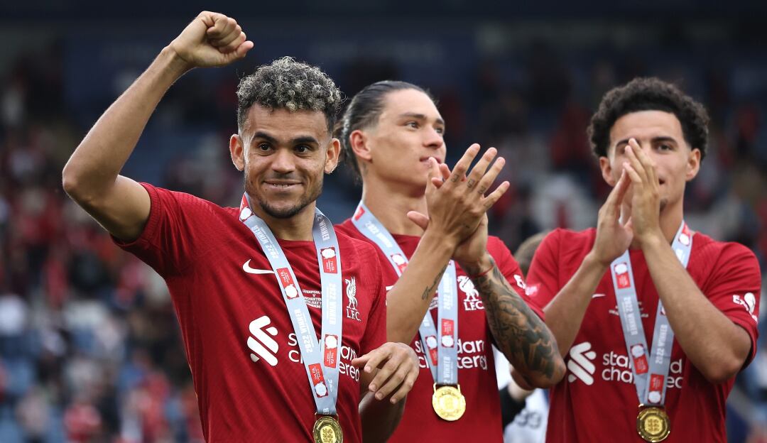 Luis Díaz festeja su tercer título con la camiseta del Liverpool.