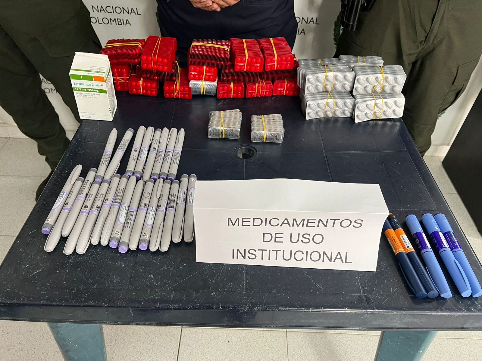 Transportaba más de 16 mil dosis de medicamento en un bus de servicio público. Foto: DENOR.