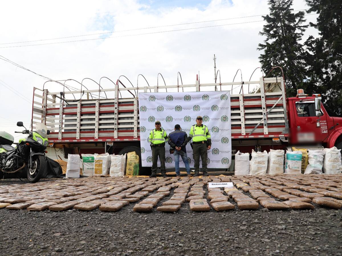Un vehículo que pasaba por Manizales, le hallaron cerca de una tonelada de drogas