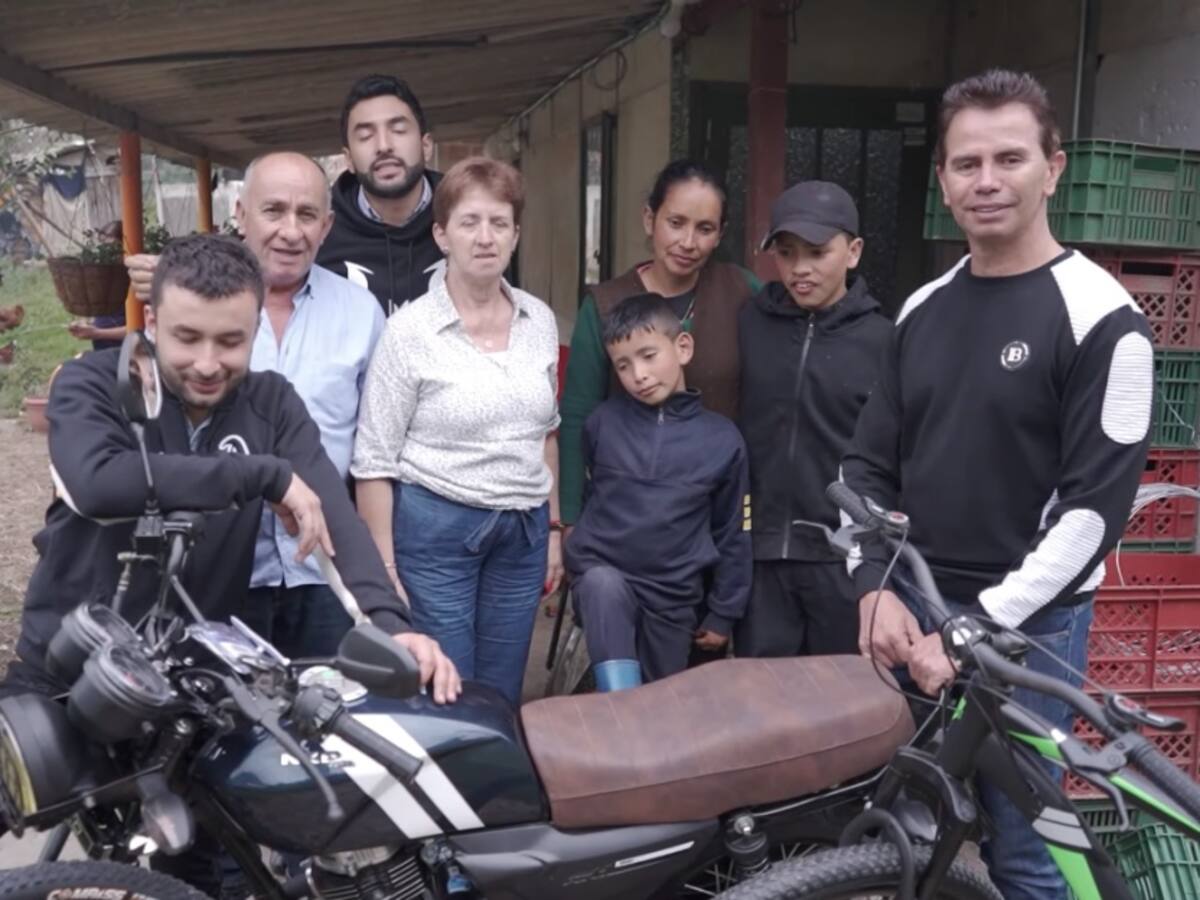 Con lágrimas 'Nubia e hijos' recibieron sorpresa de Jhonny Rivera