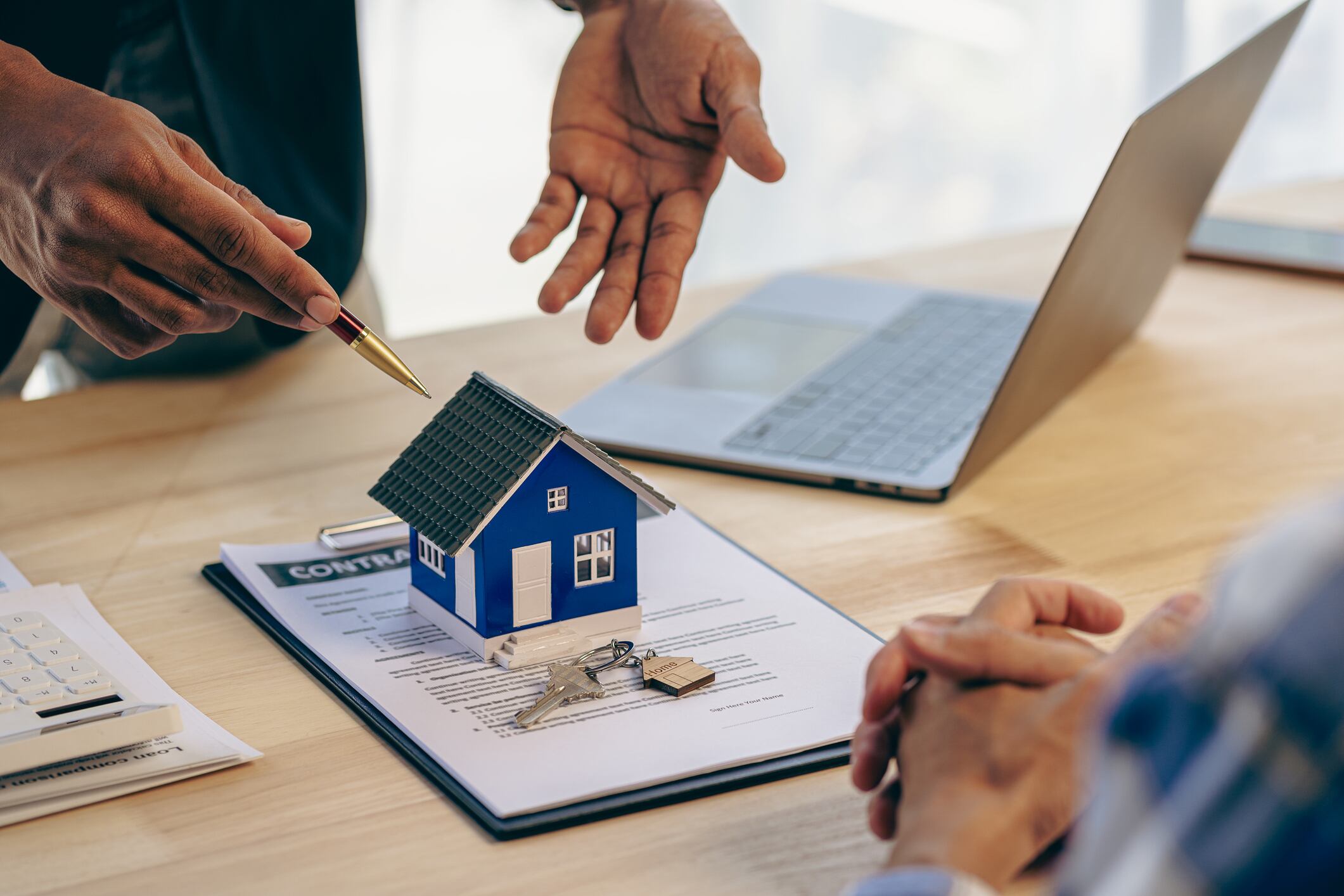 Persona explicando un contrato (Foto vía Getty Images)