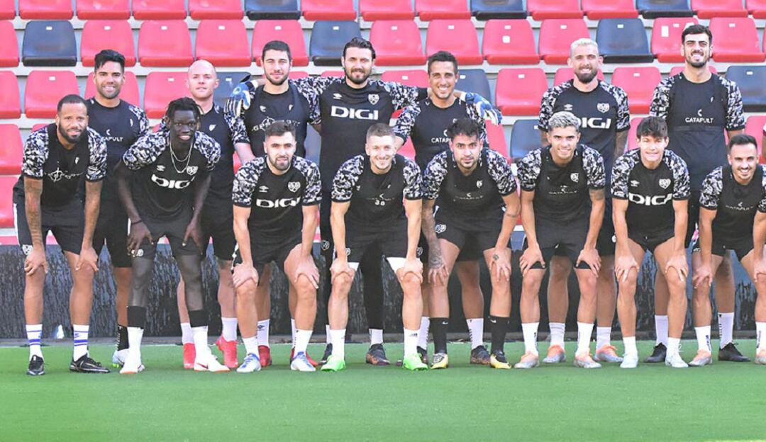 Falcao y el plantel del Rayo Vallecano en su primer día de pretemporada en el estadio de Vallecas.