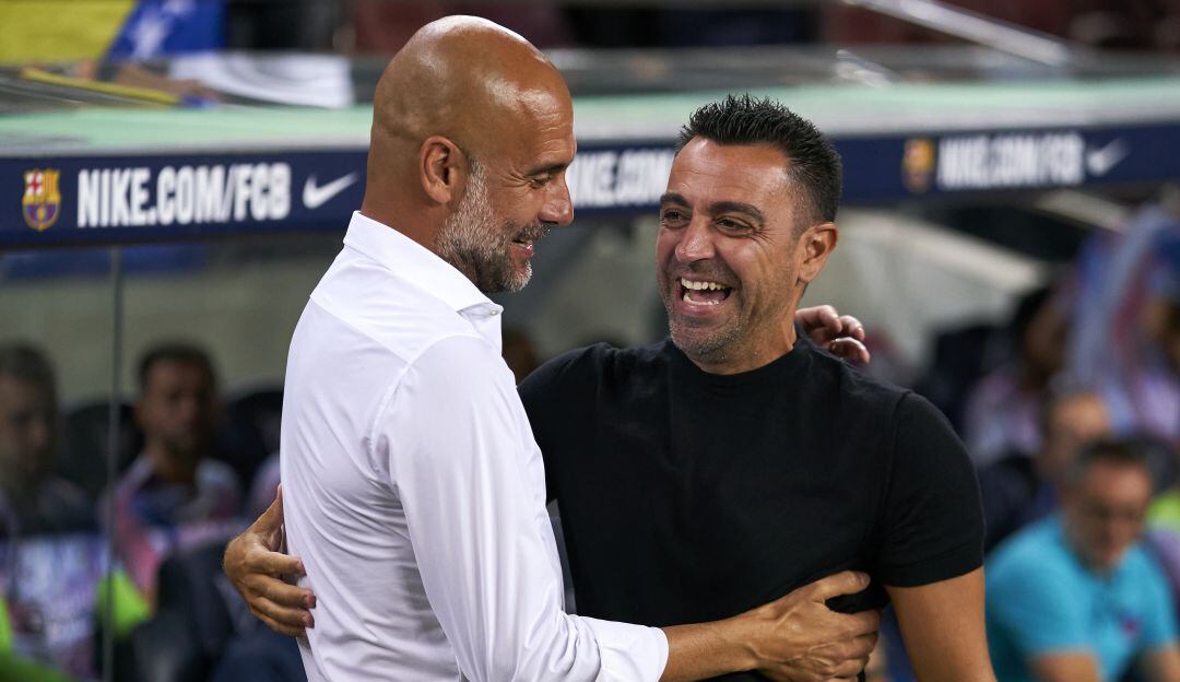 Pep Guardiola y Xavi Hernández en el duelo amistoso Barcelona vs Manchester City.