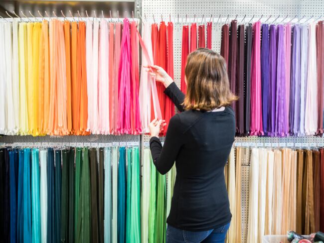 Mujer revisando su closet - Getty Images
