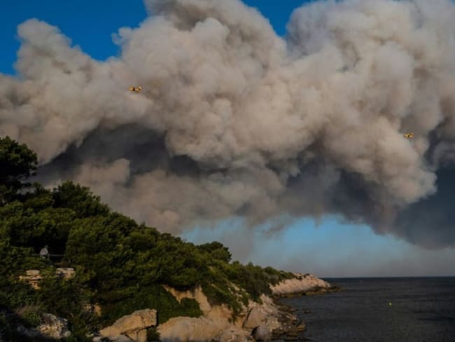 Más de 27 mil personas fueron evacuadas por un voraz incendio en Francia