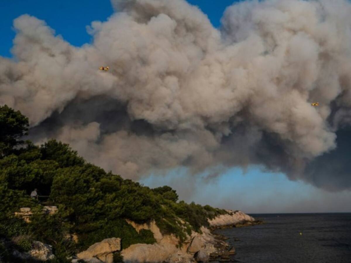Más de 27 mil personas fueron evacuadas por un voraz incendio en Francia
