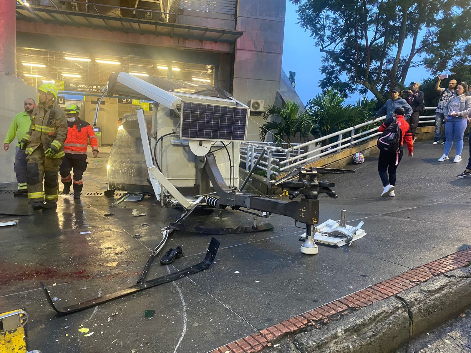 Caída de Metrocable en la estación Popular dejó al menos 10 heridos.