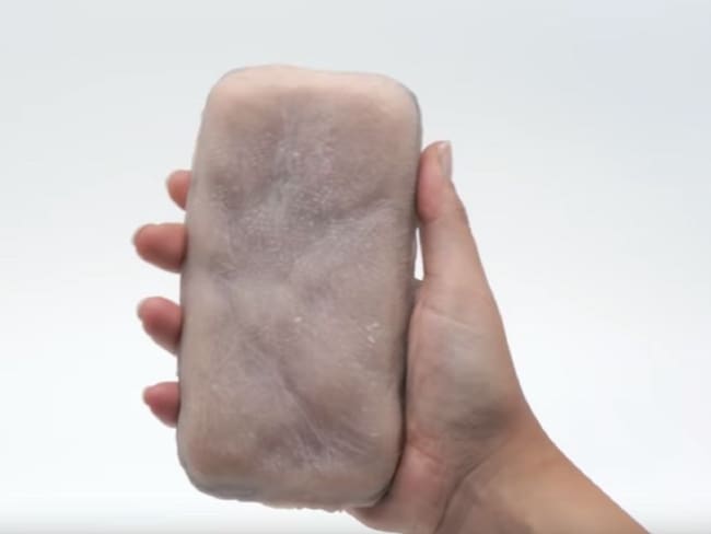 ¿Un smartphone con carcasa de piel humana?