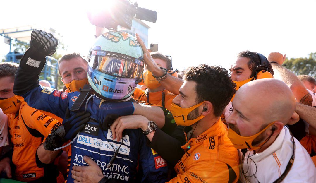 Daniel Ricciardo celebra con su equipo tras el triunfo en el GP de Italia