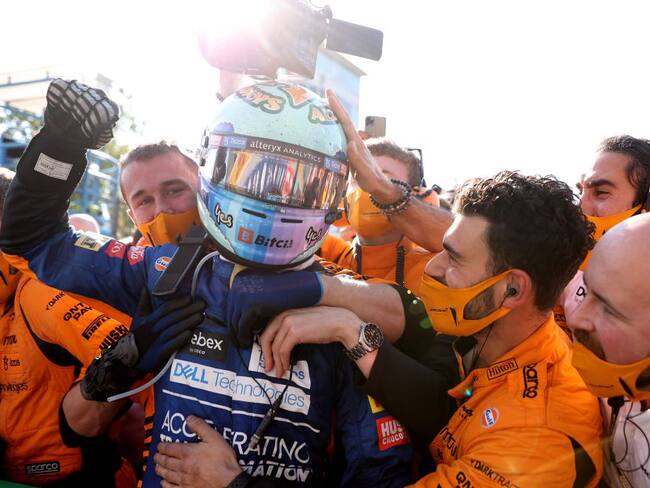 Daniel Ricciardo celebra con su equipo tras el triunfo en el GP de Italia