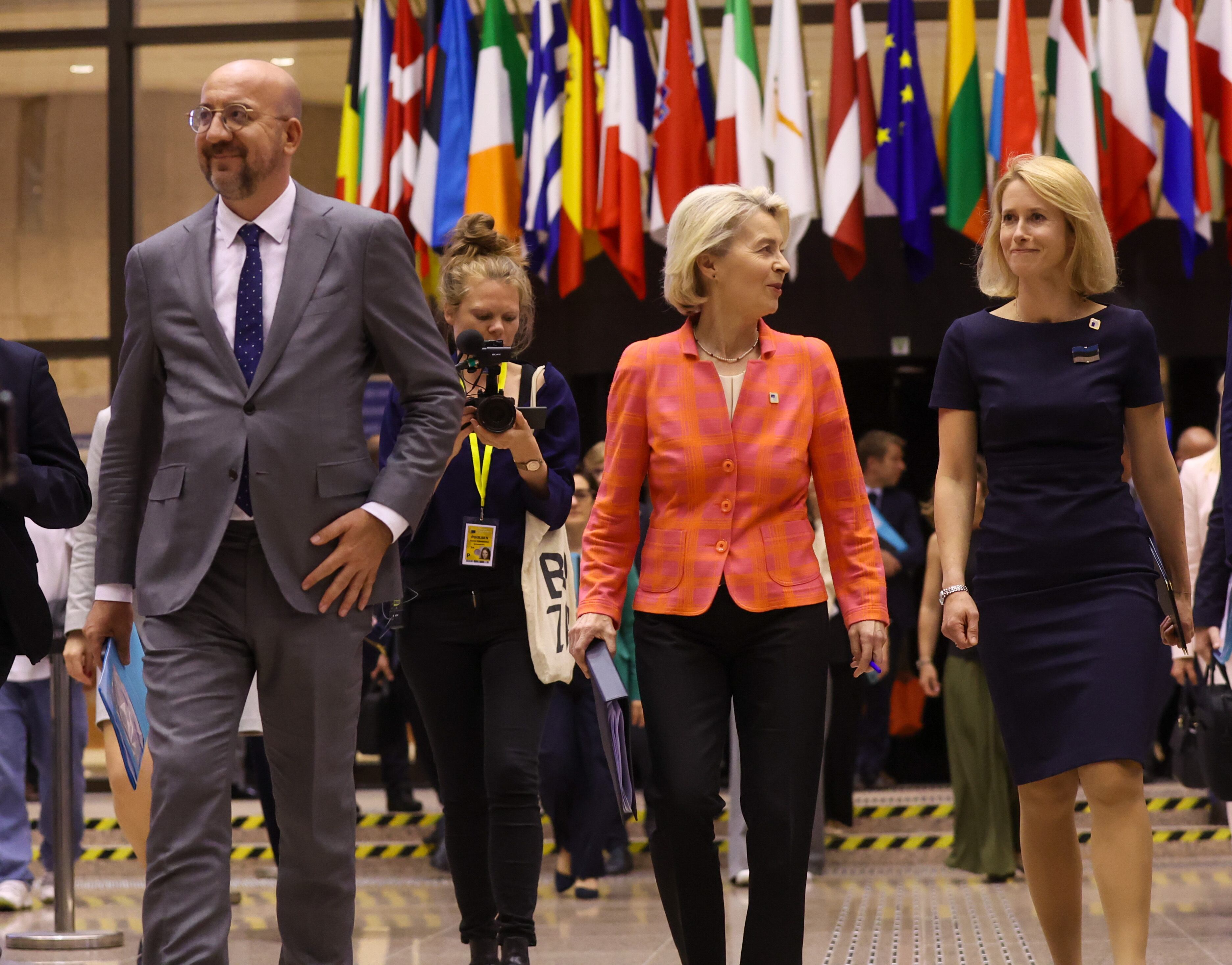 Brussels (Belgium), 28/06/2024.- (L-R) European Council President Charles Michel , European Commission President Ursula von der Leyen and Estonia's Prime Minister Kaja Kallas on the way to a news conference at the end of European Council in Brussels, Belgium, 28 June 2024. (Bélgica, Bruselas) EFE/EPA/OLIVIER HOSLET / POOL