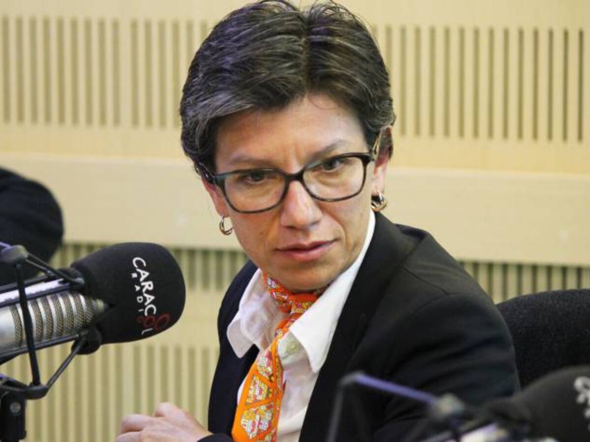"Ministra, reimprima la cartillas del ex presidente Uribe", pide la senadora Claudia López