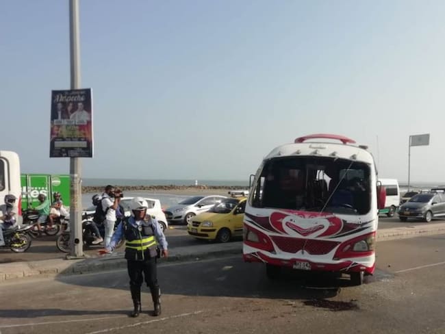 Cuatro personas heridas tras volcamiento de una buseta en Cartagena