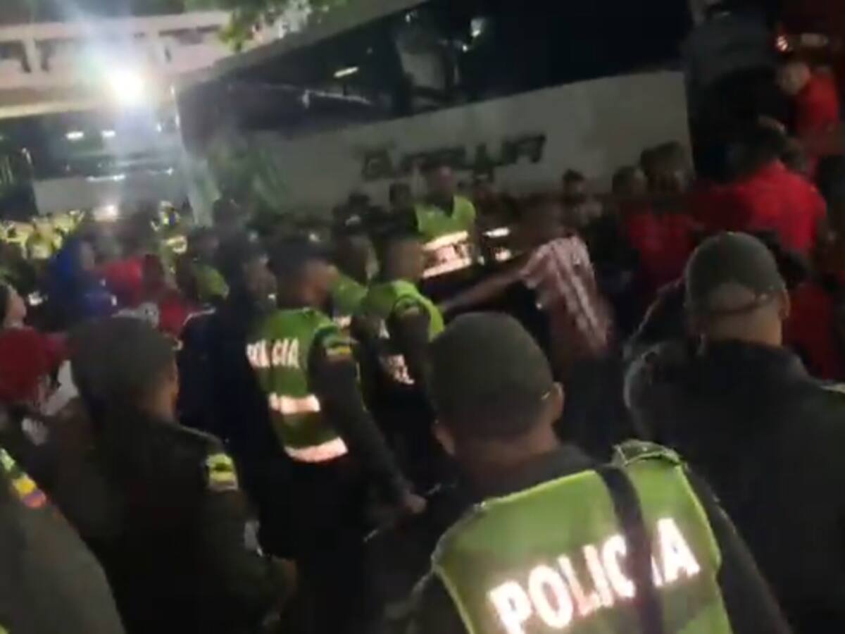 Jugadores del América se enfrentan a la Policía tras la derrota frente a Junior