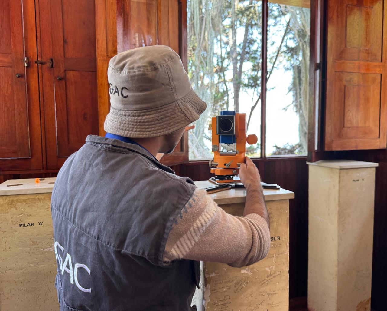 Funcionario del IGAC haciendo una demostración de medición geomagnética. / Foto: Andrés Barrera Caracol Radio