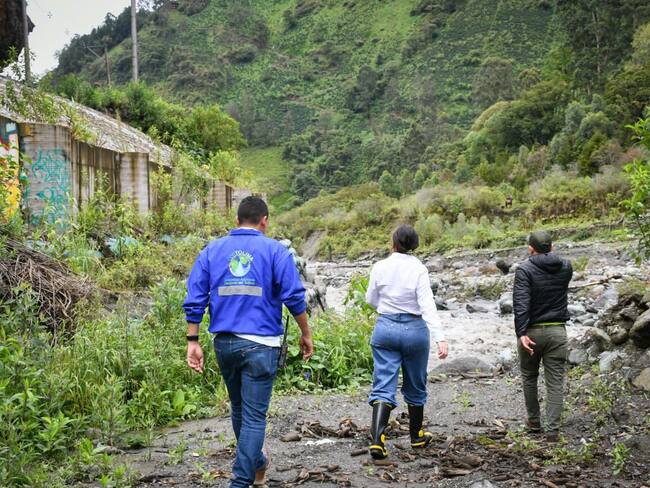 Funcionarios de Cortolima recorriendo el Cañón del Combeima