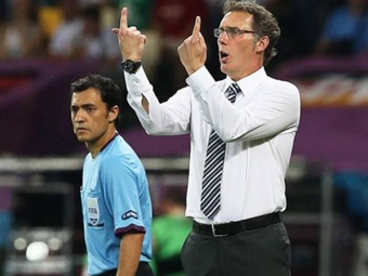 Técnico francés reconoce que hubo tensiones después de la derrota ante Suecia