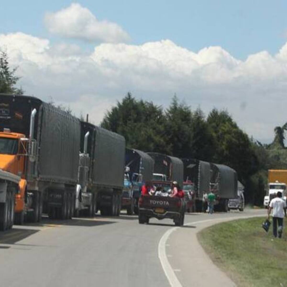 Camioneros huilenses enfrentan crisis por vías intransitables y competencia externa