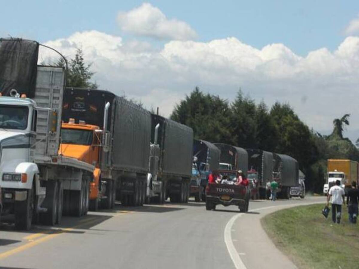 Camioneros huilenses enfrentan crisis por vías intransitables y competencia externa