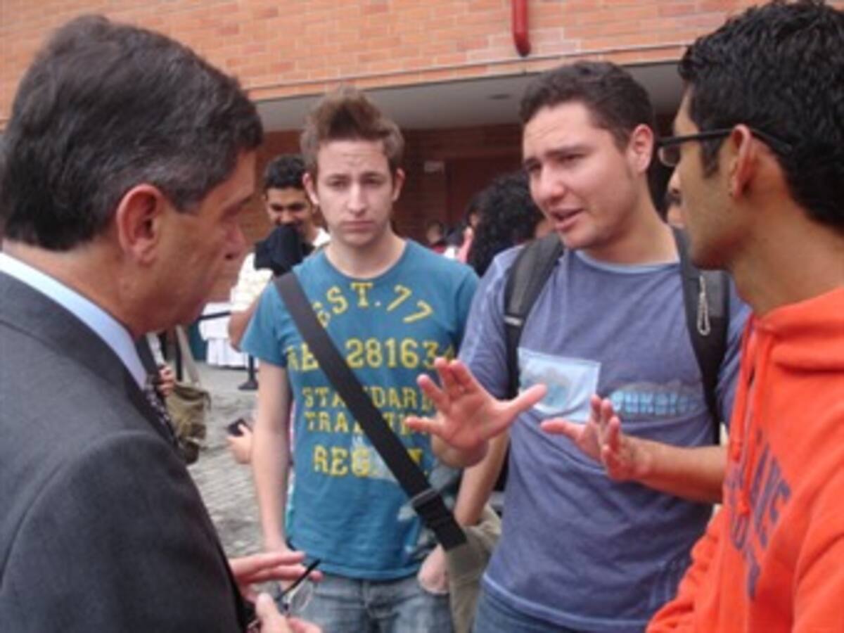Pardo inició 'vuelta a Colombia' explicando la ley del primer empleo
