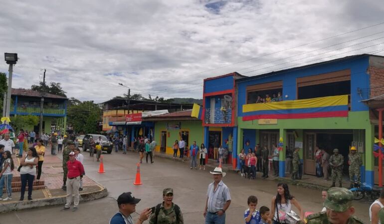 Las fachadas coloridas del corregimiento del Limón le dieron otra mirada a esa zona de Chaparral. 