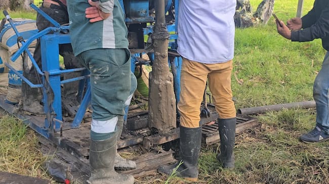 La autoridad ambiental advierte posibles riesgos para los acuíferos y el recurso hídrico por obras realizadas sin autorización.