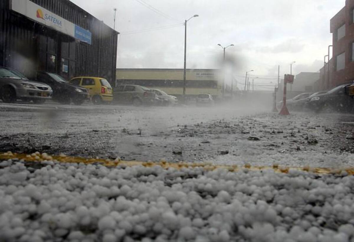 El barrio más afectado por el granizo es Alamos Norte, que presenta grandes cantidades de hielo en las calles y encharcamientos en sus vías.
