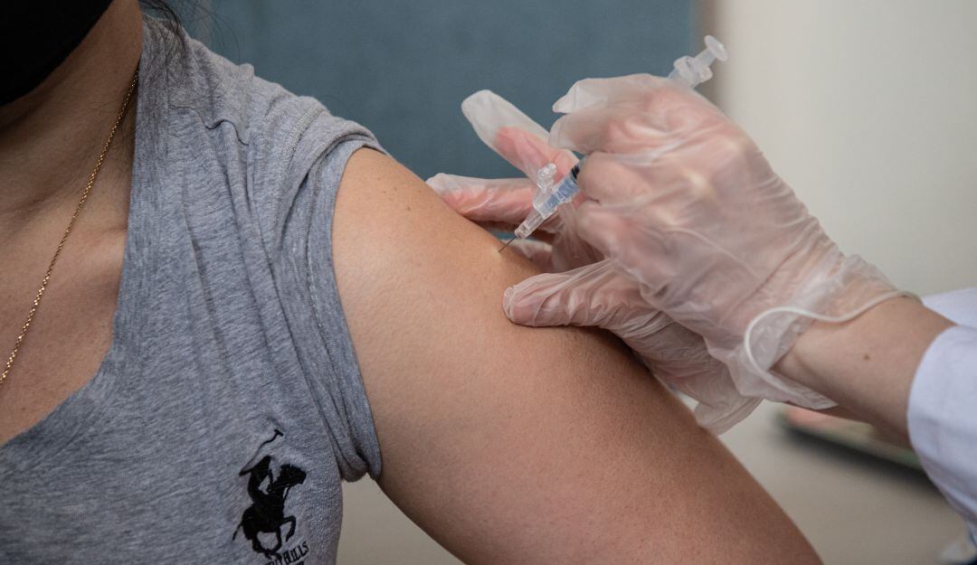 Entre los más de 198 millones de vacunados en Estados Unidos, solo el 11% son latinos. 