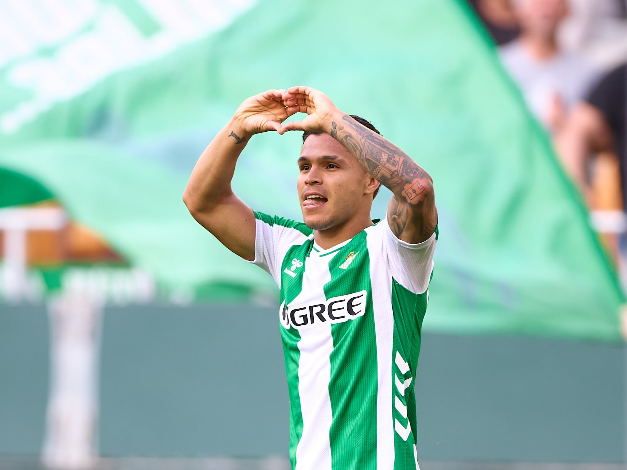 Juan Camilo Hernández festeja uno de sus dos goles con el Real Betis ante el Real Oviedo. (Photo by Fran Santiago/Getty Images)