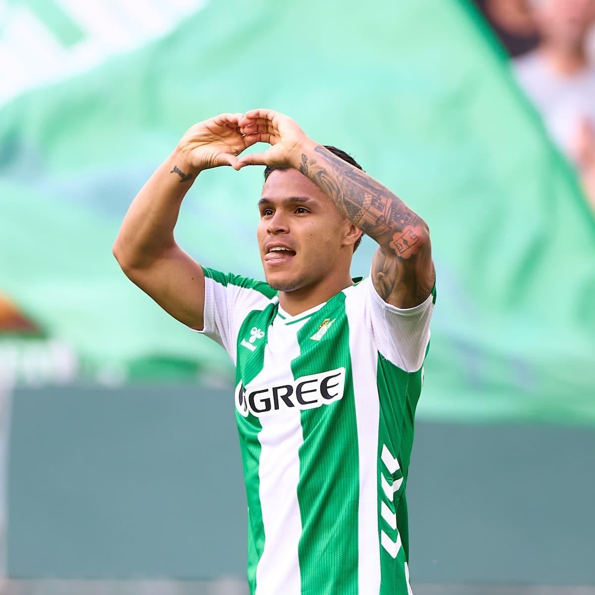 Video: Juan Camilo ‘Cucho’ Hernández, figura en goleada del Real Betis con un doblete