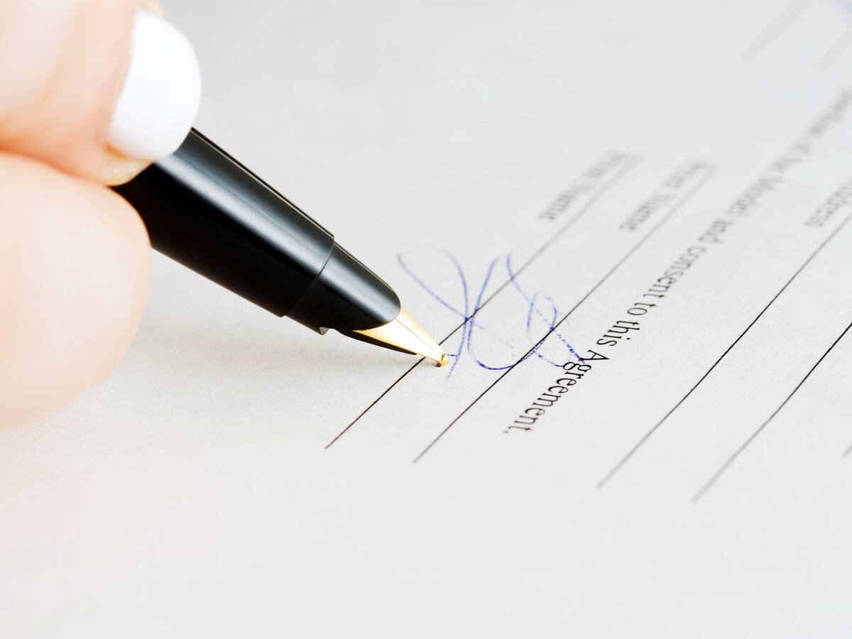 Así es la firma de una persona con autoestima alta pero psicorrígida, según la grafología