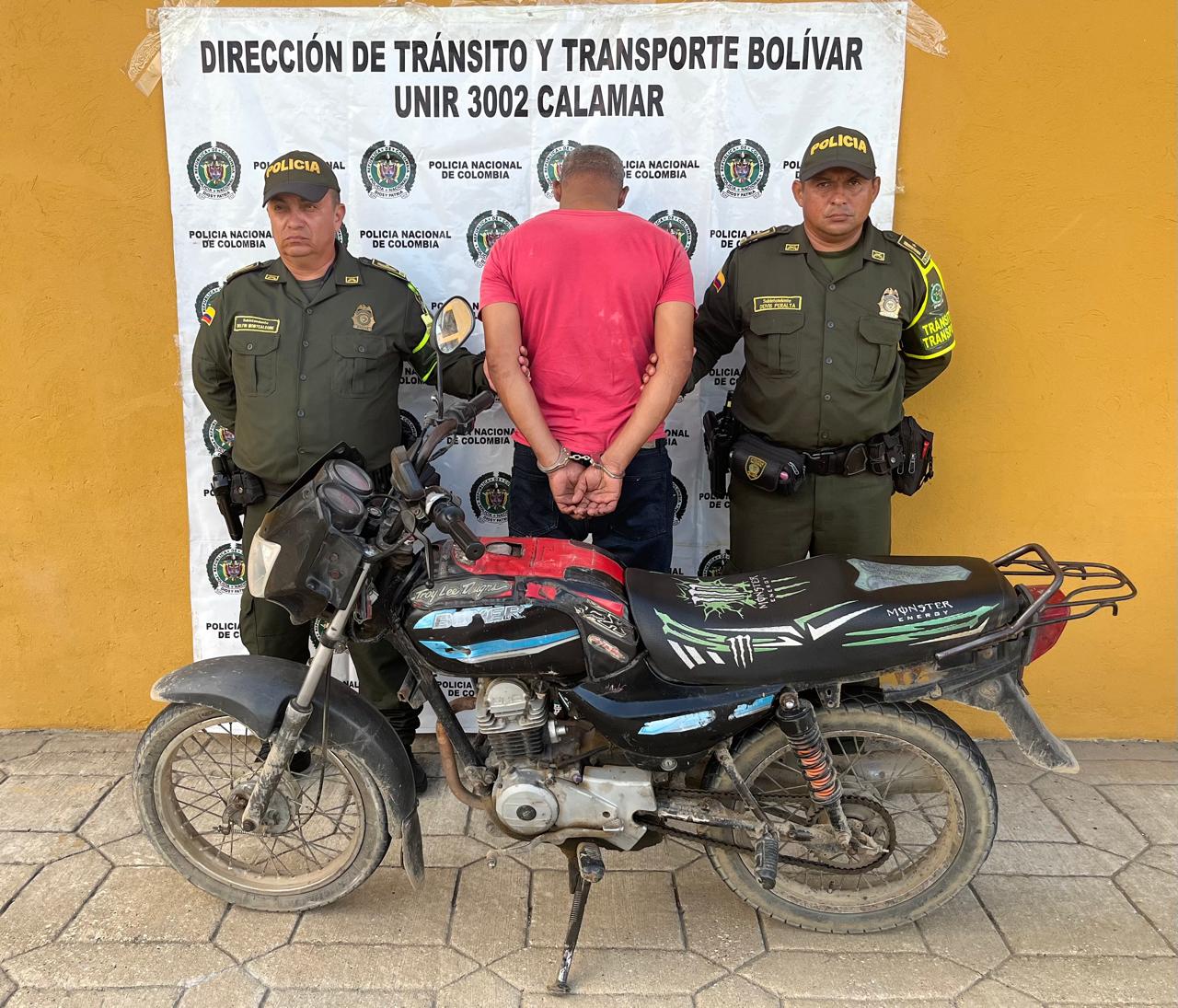 La Policía sorprendió y capturó a un hombre en vía de Calamar