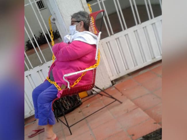 Anciana lleva tres días encadenada a la sede de Medimás en Arauca