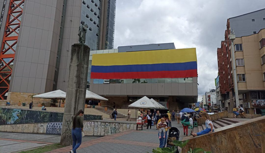 Fin de semana de posesión presidencial en Colombia, el pabellón nacional izado en la  gobernación del Quindío