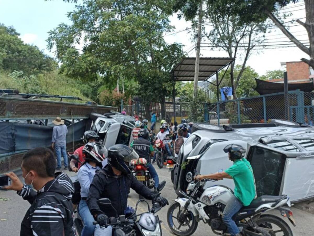 VIDEO: Vehículo "niñera" se volcó y cayó sobre un vehículo
