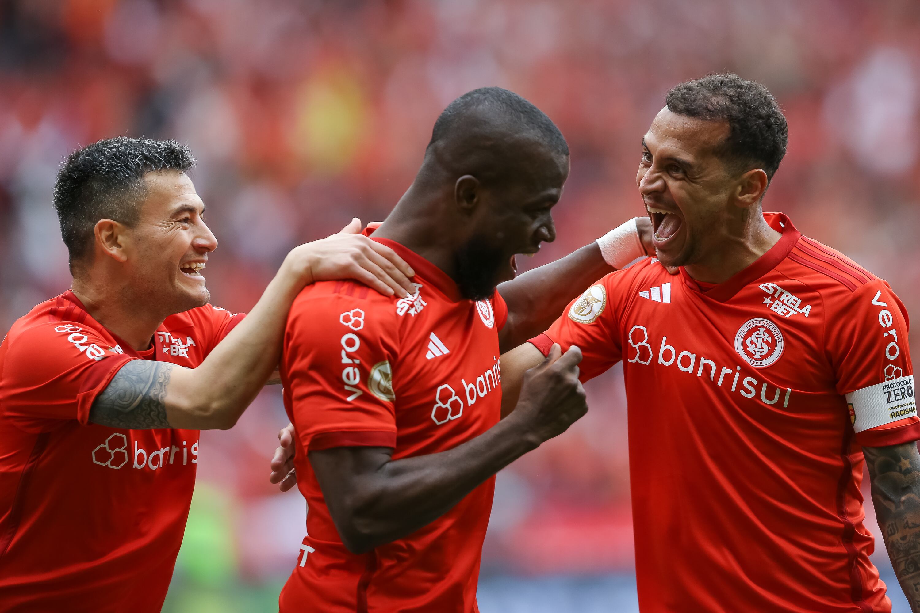 Internacional de Porto Alegre festeja un gol en el Brasileirao 2023