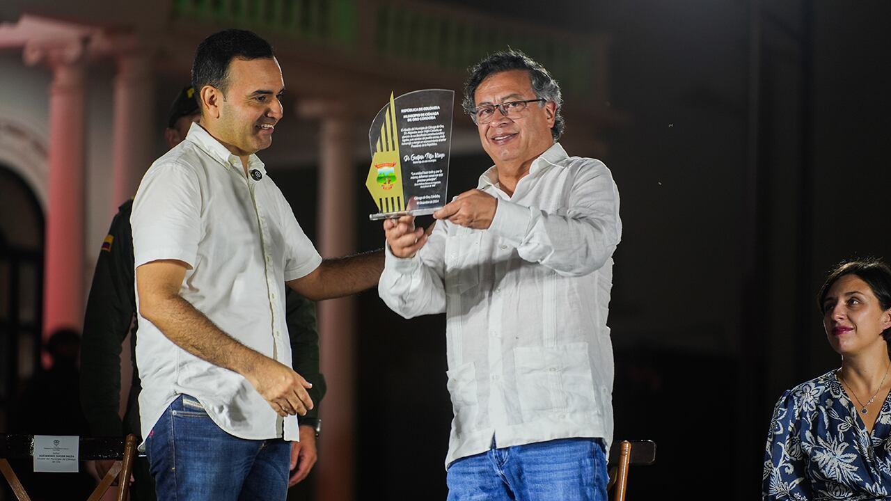 El Presidente Gustavo Petro junto al alcalde de Ciénaga de Oro, Alejandro Mejía.