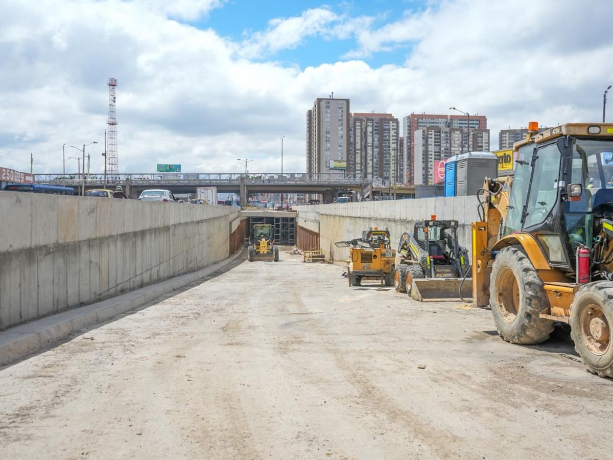 Avanza construcción de TransMilenio por Av.68: en 80% está el deprimido que conectará flota de buses