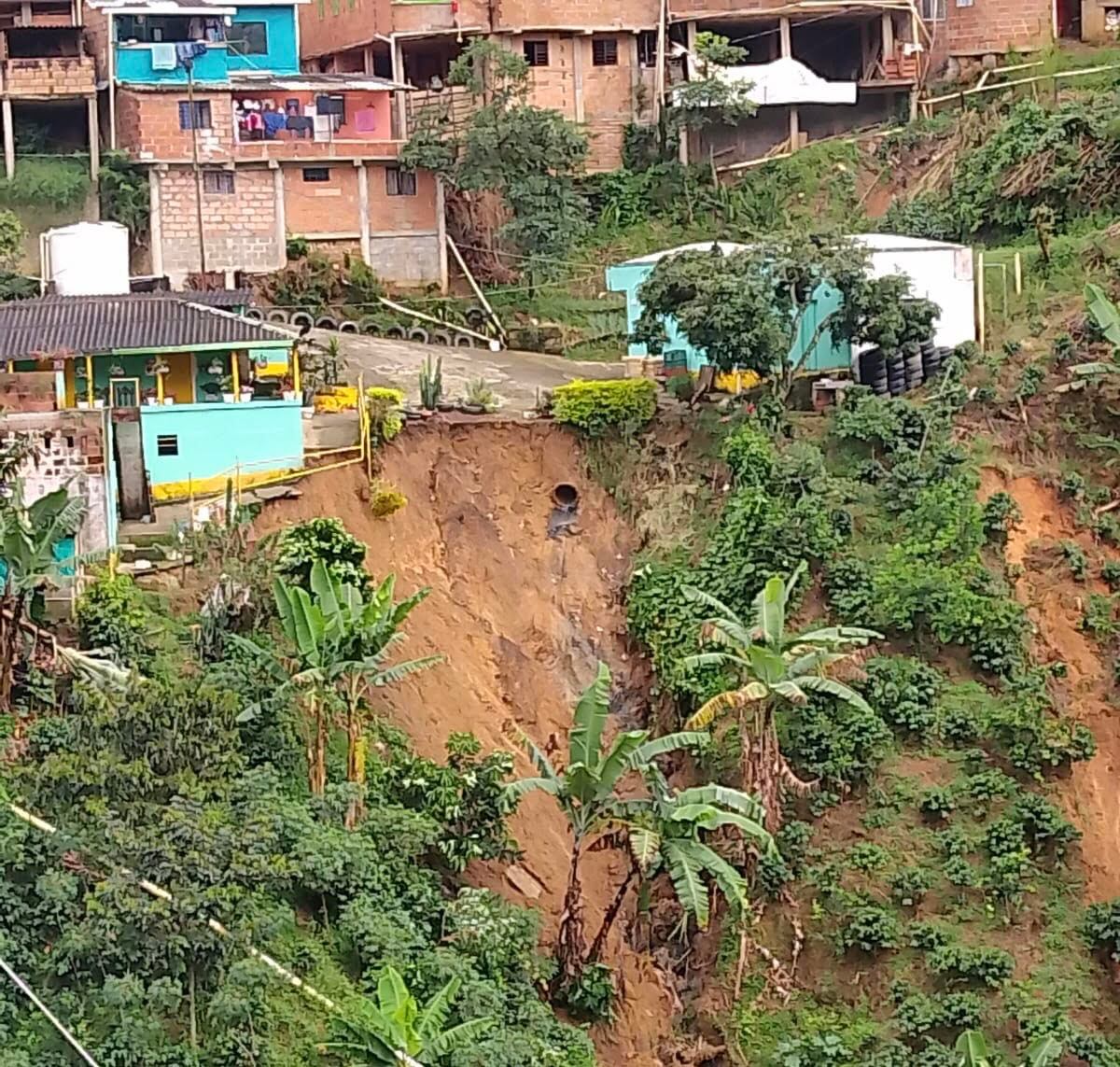 Hay varios derrumbes en la zona rural de Betulia tras el fuerte aguacero. Foto: Alcaldía de Betulia.