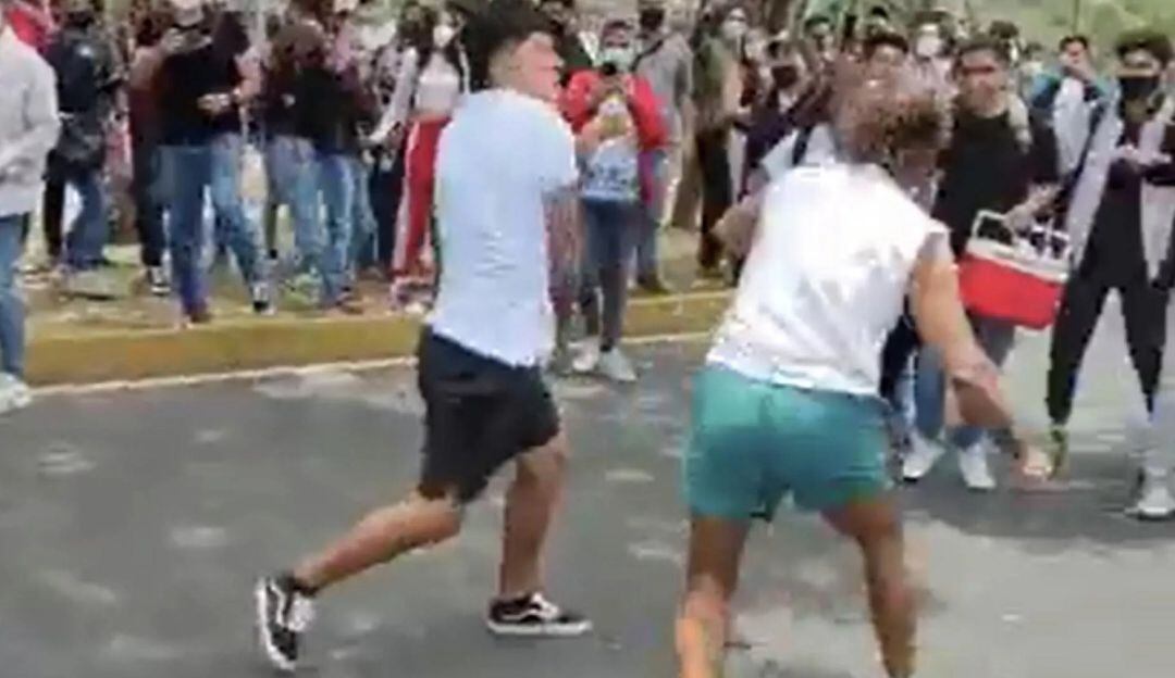 Pelea entre profesor y alumno en México. 