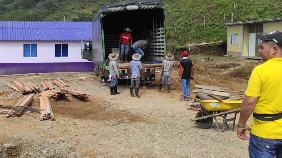 Construyen placas huella en El Congal - Samaná para mejorar el acceso