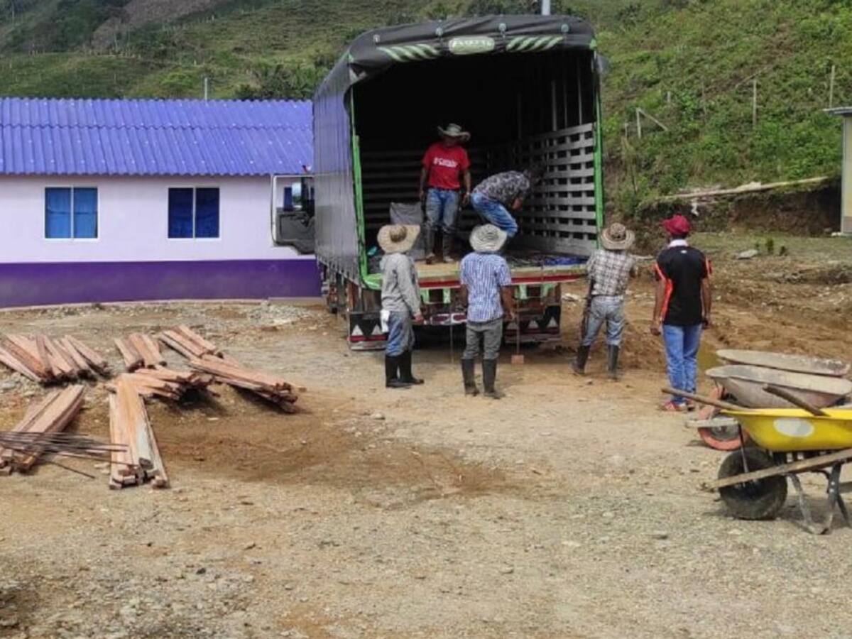 Construyen placas huella en El Congal - Samaná para mejorar el acceso