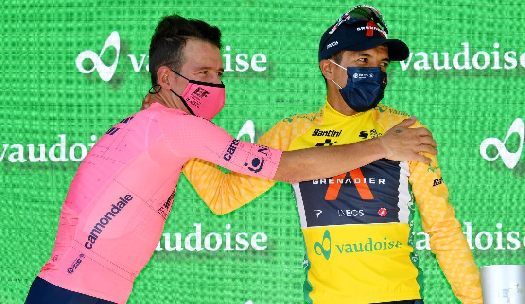 Rigoberto Urán felicita en el podio a Richard Carapaz.