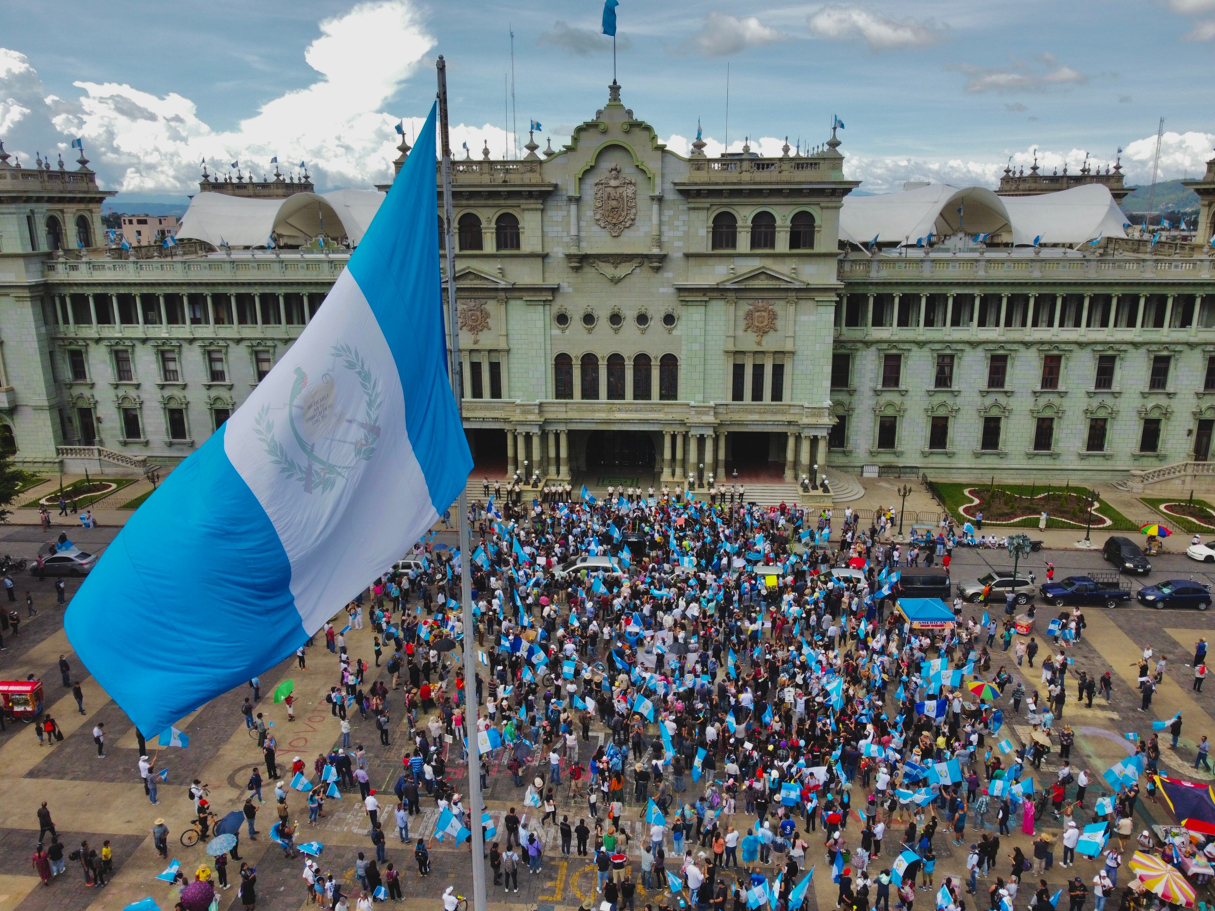-FOTODELDÍA- AME6159. CIUDAD DE GUATEMALA (GUATEMALA), 02/09/2023.- Fotografía aérea con un dron de ciudadanos en una protesta hoy, en la plaza central de Guatemala frente al Palacio Nacional de la Cultura en la Ciudad de Guatemala (Guatemala). Unos 5.000 guatemaltecos se manifestaron este sábado en contra del "golpe de Estado" denunciado por el presidente electo, Bernardo Arévalo de León, quien acusa al Ministerio Público (Fiscalía) de llevar a cabo un plan para evitar su investidura enero. EFE/ Esteban Biba