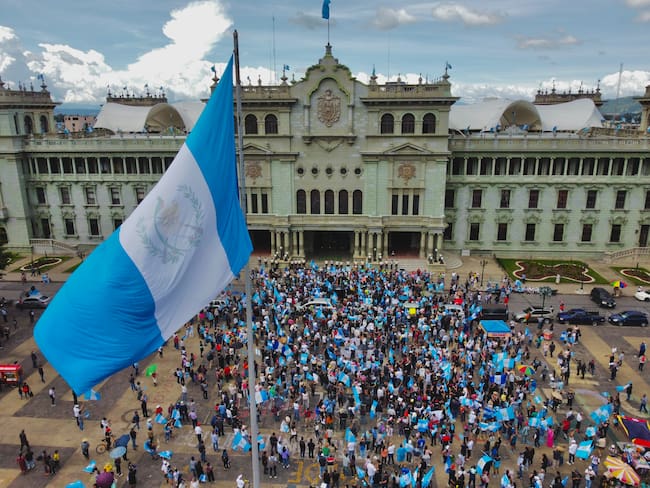 -FOTODELDÍA- AME6159. CIUDAD DE GUATEMALA (GUATEMALA), 02/09/2023.- Fotografía aérea con un dron de ciudadanos en una protesta hoy, en la plaza central de Guatemala frente al Palacio Nacional de la Cultura en la Ciudad de Guatemala (Guatemala). Unos 5.000 guatemaltecos se manifestaron este sábado en contra del "golpe de Estado" denunciado por el presidente electo, Bernardo Arévalo de León, quien acusa al Ministerio Público (Fiscalía) de llevar a cabo un plan para evitar su investidura enero. EFE/ Esteban Biba