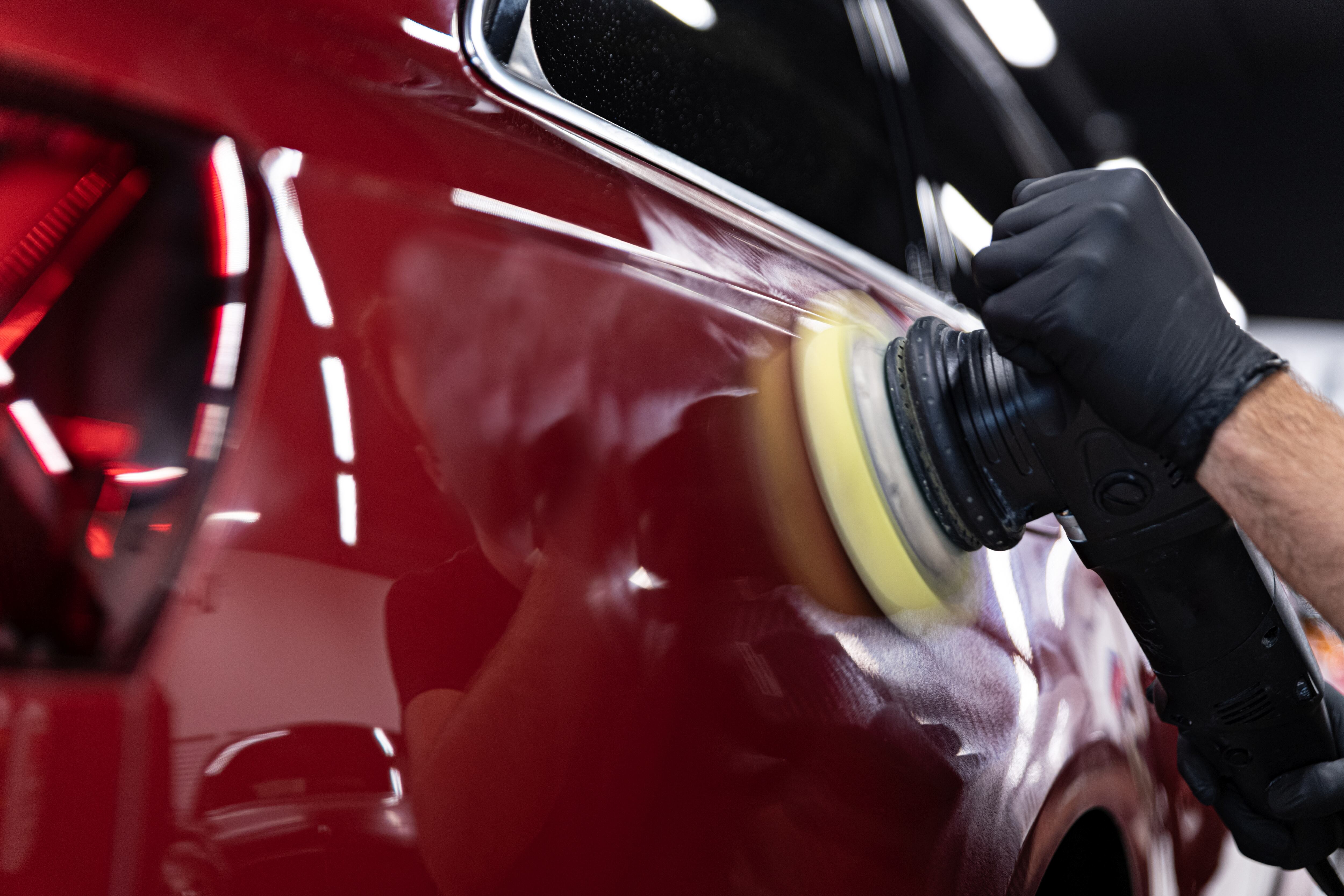 Persona puliendo un carro (Foto vía Getty Images)